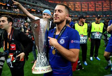 El Chelsea campeón de la Europa League. Eden Hazard con el trofeo.