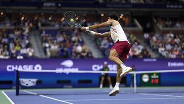 NEW YORK, NEW YORK - AUGUST 31: Carlos Alcaraz of Spain returns a shot against Lloyd Harris of South Africa during their Men's Singles Second Round match on Day Four of the 2023 US Open at the USTA Billie Jean King National Tennis Center at USTA Billie Jean King National Tennis Center on August 31, 2023 in the Flushing neighborhood of the Queens borough of New York City.   Matthew Stockman/Getty Images/AFP (Photo by MATTHEW STOCKMAN / GETTY IMAGES NORTH AMERICA / Getty Images via AFP)