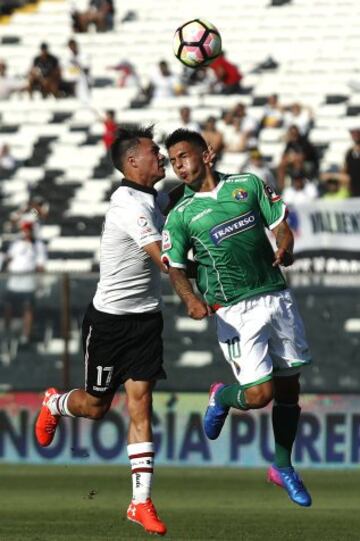 Futbol, Futbol, Colo Colo vs Audax Italiano. 
Segunda fecha, campeonato de Clausura 2016/17.
El jugador de Colo Colo Gabriel Suazo, izquierda, disputa el balon con Joe Abrigo de Audax Italiano durante el partido de primera division en el estadio Monumental de Santiago, Chile.
12/02/2017
Felipe Zanca/Photosport
*************

Football, Colo Colo vs Audax Italiano.   Second date, Closure Championship 2016/17.
Colo Colo's player Gabriel Suazo, left, battles for the ball against Joe Abrigo of Audax Italiano during the first division football match held at the Monumental stadium in Santiago, Chile.
12/02/2017.
12/02/2017
Felipe Zanca/Photosport