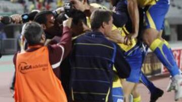 <b>EXPLOSIÓN.</b> Los futbolistas amarillos se liberaron en la celebración del gol de Pollo.