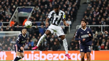 Soccer Football - UEFA Champions League - Newcastle United v PSV Eindhoven - St James' Park, Newcastle, Britain - January 21, 2026 Newcastle United's Anthony Elanga in action with PSV Eindhoven's Couhaib Driouech REUTERS/Scott Heppell