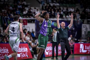 Kendrick Perry anot¨® 19 puntos.