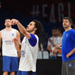 Shane Larkin pide paso en la fiesta de Zeljko Obradovic