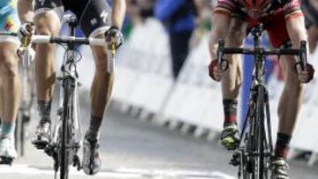 Evans gana en un apurado esprint con Contador