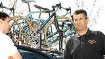 <b>APESADUMBRADO.</B> A la derecha, Juan Fernández, el director deportivo del Coast, junto al coche del equipo durante la Vuelta a Murcia.