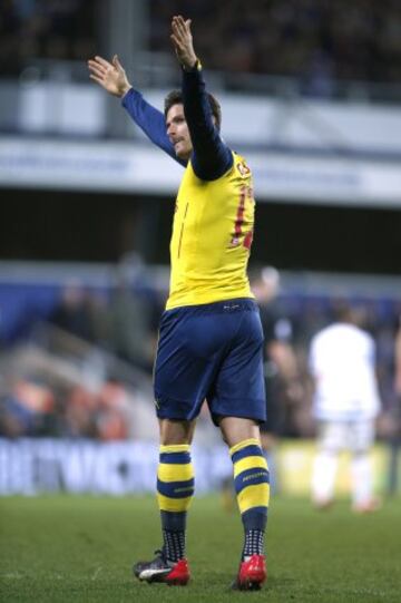 Alexis Sánchez armó la jugada del primero y anotó el segundo del Arsenal sobre Queens Park Rangers.