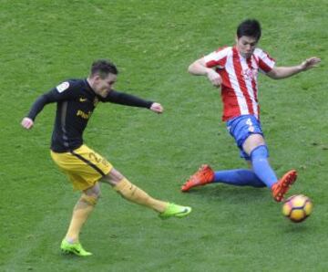 Cuellar mira el balón dentro de la portería en el 1-3. 