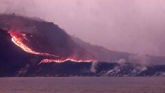 La lava del volc&aacute;n de La Palma cae sobre la zona de los Guirres, famosa por sus olas, surf y campeonatos. 