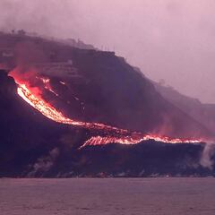 La lava del volcán borra del mapa una famosa ola de La Palma
