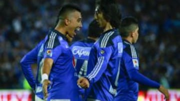 Rafael Robayo celebra junto a Fernando Uribe en la goleada de Millonarios 4-0 sobre Envigado. 