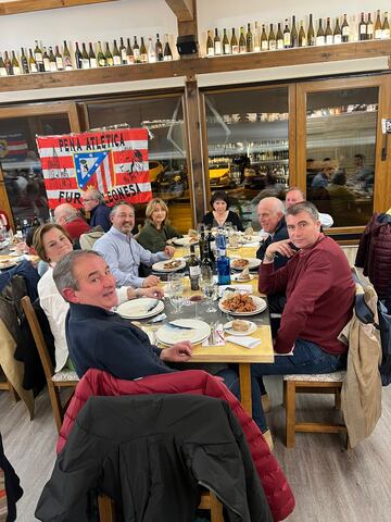 Miembros de la peña atlética Lucense durante la cena de su 44º aniversario en Ribadeo, Lugo. 