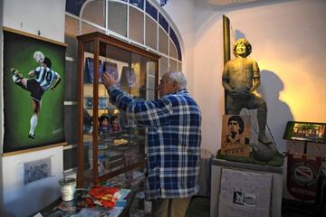 Visitamos la casa en la que vivió el astro argentino durante su etapa como futbolista del Argentinos Juniors (1978-1980) en el barrio de La Paternal en Buenos Aires. La vivienda se ha convertido en un curioso museo. En la foto, Alberto Pérez, director del