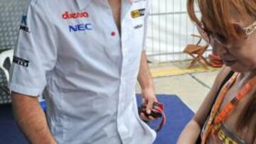 Pérez firmando autógrafos.