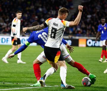 Kroos disputa un balón con Mbappé en el amistoso que enfrentó a Francia con Alemania en Lille el pasado 23 de marzo.