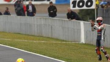 <b>CON SORNA. </b>Stoner aplaude a Rossi después de que Valentino le tirara en Jerez en 2011.