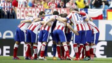 Los jugadores del Atlético se arengan los unos a los otros antes del partido contra el Athletic en el Calderón.