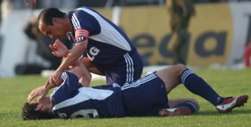 'Chupa' Pinto se disponía a ejecutar un lateral en el Monumental en el clásico de 2003. Recibió un piedrazo que lo dejó sangrando. El volante se desplomó y Rubén Selman suspendió el partido.