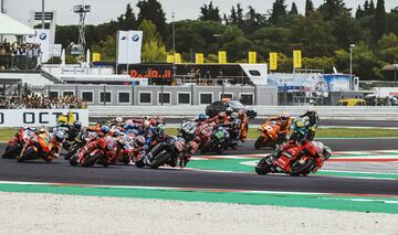 Salida en el Gran Premio de San Marino. 