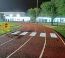 Sorpresa por un paso de peatones en una pista de atletismo en un municipio de Mallorca