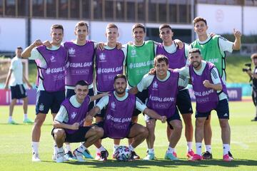 Un grupo de jugadores posan para el fotógrafo durante el entrenamiento de hoy. 