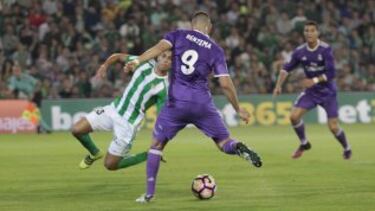 Karim Benzema, el ¨²ltimo dorsal '9' del Madrid, marca un gol al Betis en el estadio Benito Villamar¨ªn.