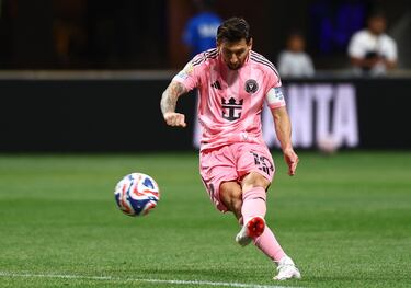 2-1. El astro argentino marca un tanto majestuoso de golpe franco desde el balcón del área de los dragones. El 10 dirigió la remontada y la victoria de las 'Garzas'.