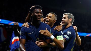 Tchouameni celebra su gol ante la República de Irlanda con Mbappé y Lucas Hernández.