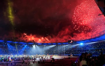 Vista general de los juegos pirotécnicos durante la ceremonia de clausura de los XXIII Juegos Centroamericanos y del Caribe hoy, viernes 3 de agosto de 2018, en el estadio Metropolitano Roberto Meléndez, en Barranquilla (Colombia). Barranquilla despide oficialmente la edición 23 de los Juegos Centroamericanos y del Caribe que dejaron a México como el país vencedor con 132 oros, a Cuba en segundo puesto con 102 y la delegación anfitriona, Colombia, en tercer lugar con 79. 