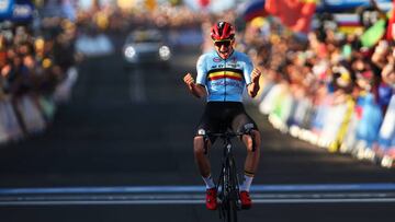 WOLLONGONG, AUSTRALIA - SEPTEMBER 25: Remco Evenepoel of Belgium celebrates at finish line as race winner during the 95th UCI Road World Championships 2022, Men Elite Road Race a 266,9km race from Helensburgh to Wollongong / #Wollongong2022 / on September 25, 2022 in Wollongong, Australia. (Photo by Con Chronis/Getty Images)