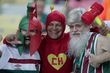 Fluminense y River Plate se enfrentaron en Maracaná, en Río de Janeiro, en el partido de la fase de grupos de la Copa Libertadores. Los hinchas del equipo brasileño disfrutaron con la goleada de su equipo (5-1) y llenaron de colorido las gradas, como los que aparecen en la imagen, con un casco espartano y con un disfraz del Chapulín Colorado.