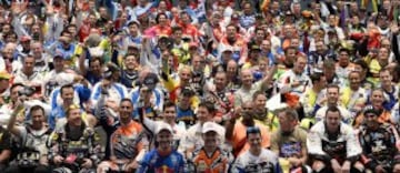 Dakar Rally motorcycle riders gather during the presentation of the Dakar Rally 2015 in Buenos Aires January 3, 2015. 
Aficionados saludan el paso de vehículos participantes en el Rally Dakar 2015. 