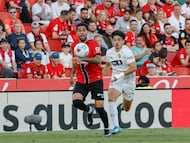 PALMA, 21/04/2026.- El centrocampista del Mallorca Omar Mascarell (i) disputa un balón ante el centrocampista del Valencia Diego López durante el partido de la jornada 33 de LaLiga EA Sports entre el Real Mallorca y el Valencia, este martes en el estadio de Son Moix.- EFE/ Cati Cladera