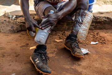 El fotgrafo de AFP, Badru Katumba, ha realizado un reportaje visual sobre cmo son las condiciones de los ms jvenes aficionados al bisbol en Gayaza, ciudad en el distrito de Wakiso en la regin de Buganda en Uganda.