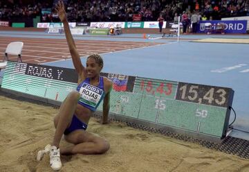 La atleta venezolana Yulimar Rojas posa con la mejor marca de triple salto de la historia en pista cubierta con 15,43 metros en su último salt en el Meeting Villa de Madrid en el Polideportivo Gallur.