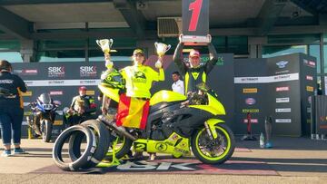 &Aacute;lex Cruz, piloto de motociclismo paral&iacute;mpico, celebra una victoria.