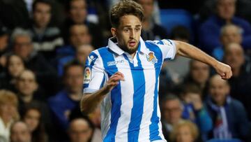 El delantero belga de la Real Sociedad, Adnan Januzaj pelea un balón con el defensa portugués del Sevilla Daniel Carriço.