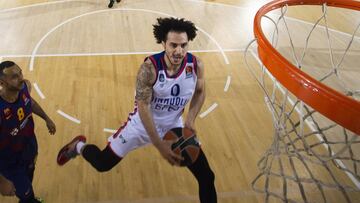 Shane Larkin, base del Anadolu Efes, lanza ante el Barça.