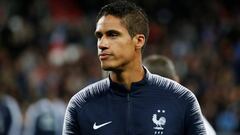 Rapha&euml;l Varane hace ejercicios de calentamiento antes del Francia-islandia.