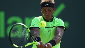 Rafa Nadal devuelve una bola ante Nicolas Mahut durante el partido que enfrent&oacute; a ambos tenistas en el Masters 1.000 de Miami.