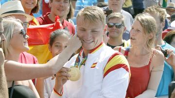 Marcus Cooper, celebrando la medalla de oro con su gente.