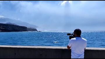 La lava continúa cayendo al mar: así de cerca se ve el acantilado desde el Puerto de Tazacorte