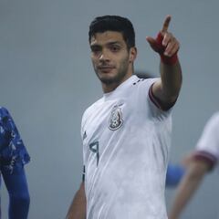 Raúl Jiménez entra al top 10 de los goleadores del Tri