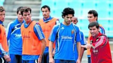 <b>INSTRUCCIONES. </b>Lafita escucha las indicaciones de Marcelino junto al resto de compañeros.