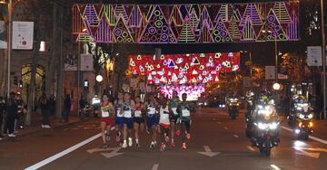 Miles de corredores despiden el año en Madrid en la 50 edición de la San Silvestre Vallecana.