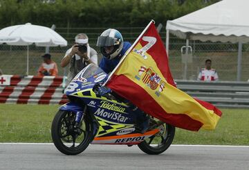 En 2003 llegó su primera gran alegría profesional. Lo logró en Malasia a falta de dos carreras para que terminara el Mundial de motociclismo de 125cc.
