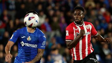 GETAFE, 03/05/2024.- El delantero del Athletic Club, Iñaki Williams (d), disputa el balón ante el defensa uruguayo del Getafe, Omar Alderete, durante el encuentro correspondiente a la jornada 34 que Getafe y Athletic Club disputan hoy viernes en el Coliseum de Getafe. EFE / Sergio Pérez.
