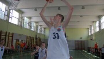 Robert Bobroczky, 15 años y 2,29, reta al Real Madrid cadete