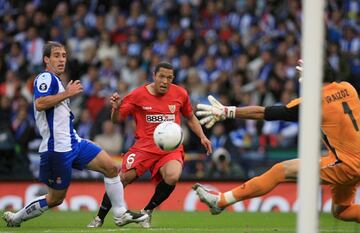 16 de Mayo de 2007, final de la Copa de la UEFA entre el Sevilla y el Espanyol disputada en Glasgow. Adriano abrió el marcador.