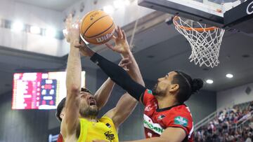 GRANADA, 05/01/2025.- Tobey, del Gran Canaria, intenta anotar ante Clavell (d), del Granada, durante el partido de Liga Endesa disputado este domingo en el Palacio de los Deportes de Granada. EFE/Pepe Torres