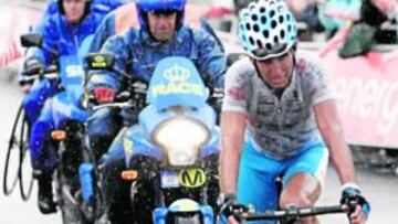 <b>FUNDIDO. </b>Ezequiel Mosquera, al cruzar la línea de meta de La Pandera, en la que fue cuarto.